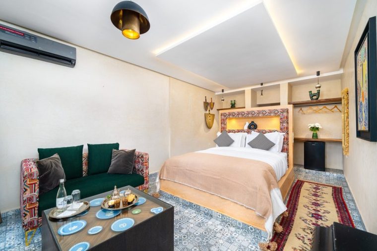 Deluxe room in cream tadelakt with a sitting corner and carved niches