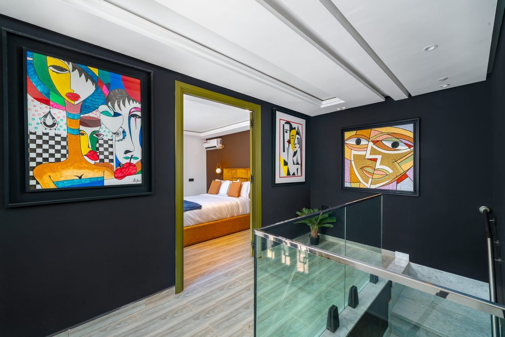 Mezzanine landing of the duplex apartment, glass balustrade