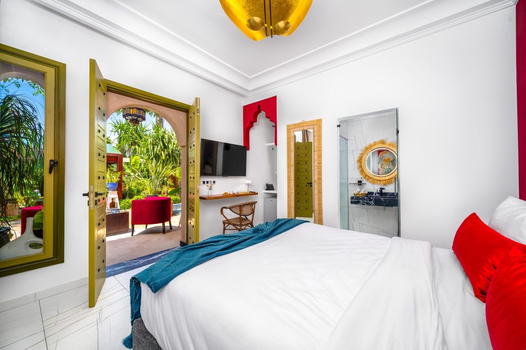 Standard room opening onto the gardens through green doors