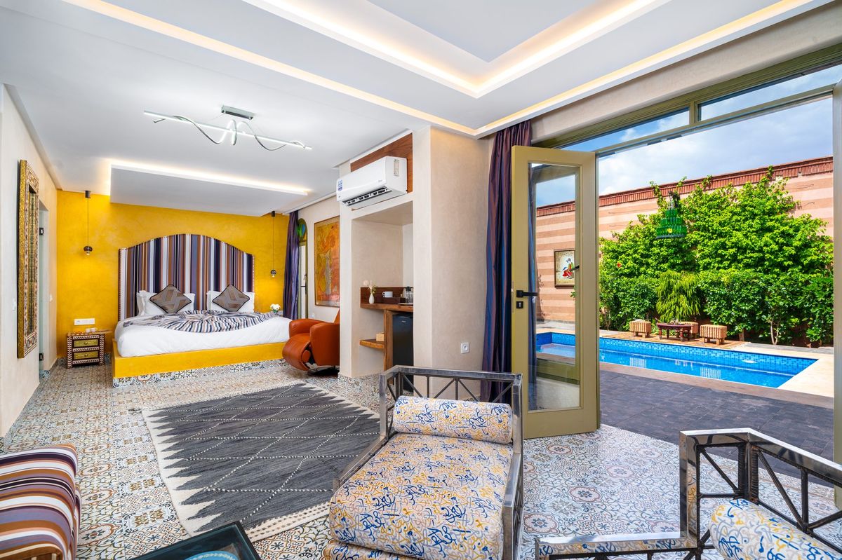 Suite bedroom opening directly onto its private pool